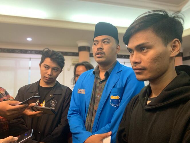 
 Khairul dan Nizam, perwakilan Aliansi Masyarakat Kecil, saat diwawancara wartawan usai mendengarkan paparan wakil rakyat di ruang Paripurna DPRD Kota Tarakan.