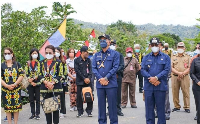 
 Bupati Malinau Wempi W Mawa, SE, MH bersama rombongan saat melakukan kunker ke Kecamatan Sungai Boh, Senin (04/04/2022).