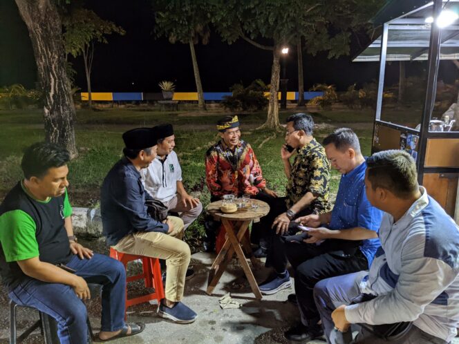 
 SUASANA AKRAB : Gubernur Kaltara, Drs H Zainal A Paliwang SH, M.Hum (mengenakan singal) berdiskusi dengan pengurus KAHMI di Tanjung Selor, Selasa (28/6/2022) malam.