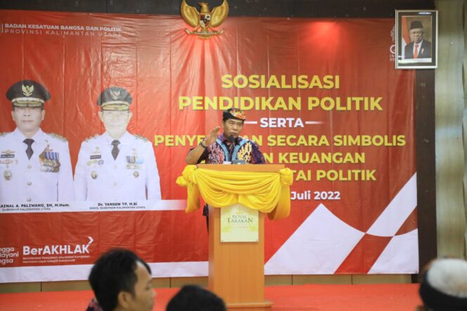 
 BERI ARAHAN : Gubernur Kaltara, Drs H Zainal A Paliwang SH, M.Hum memberikan arahan pada acara Sosialisasi Pendidikan Politik Tahun 2022 di Hotel Royal Plaza, Kota Tarakan, Ahad (31/7/2022).
