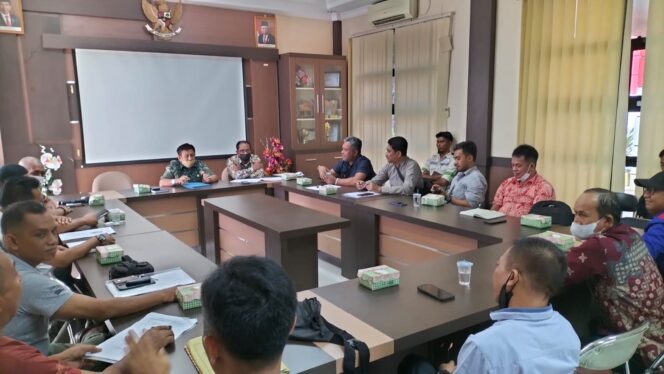 
 Mediasi dan negosiasi PT Berau Coal dan masyarakat Mamapan di ruang kantor Kecamatan Tanjung Redeb