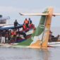 Tim penyelamat mencari korban setelah penerbangan Precision Air yang membawa 43 orang jatuh ke Danau Victoria saat berusaha mendarat di kota tepi danau Bukoba, Tanzania pada 6 November 2022.  
