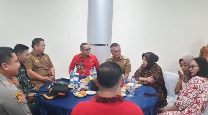 
 Bupati Malinau, Wempi W Mawa menyambut kedatangan Menteri Sosial RI, Ir. Tri Rismaharini M.T beserta rombongan yang tiba di Bandara R.A Bessing Malinau 