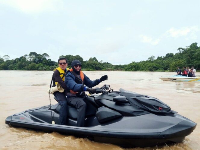 
 Bupati Malinau Wempi W Mawa, SE., MH meninjau langsung sejumlah lokasi banjir yang berada di sepanjang bantaran Sungai Malinau, Rabu (1/2/2023) siang.