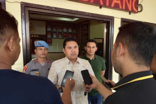 
 Kapolres Malinau AKBP Andreas Deddy Wijaya memberikan keterangan atas tewasnya warga di Malinau berinisial LH, Minggu (5/2/23).  