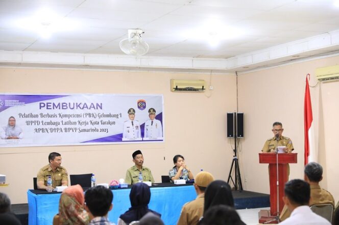 
 Wali Kota Tarakan, dr. Khairul, M. Kes., membuka Pelatihan Berbasis Kompetensi (PBK) Gelombang I UPTD Lembaga Latihan kerja kota Tarakan yang dilaksanakan di Gedung Aula Balai LLK kota Tarakan, Selasa (7/2/2023).