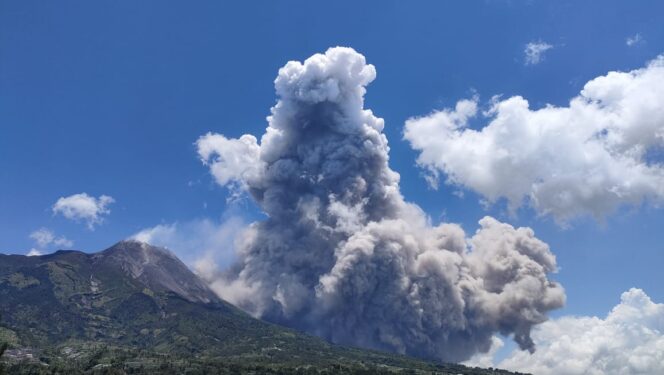 
 Foto : Awan Panas Guguran teramati dari puncak Gunung Merapi, Sabtu (11/3). (BPPTKG)  