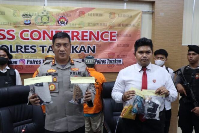 
 Kepala Polres Tarakan AKBP Ronaldo Maradona Siregar memperlihatkan barang bukti kasus 2,7 kg sabu di Polres Tarakan, Senin 6 Maret 2023 (handout/Polres Tarakan)