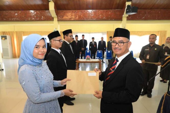 
 Wali Kota Tarakan Serahkan SK Pengangkatan PNS Formasi Tahun 2021 dan lantik Pejabat Fungsional