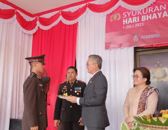 Menghadiri Upacara HUT Bayangkara Ke-77