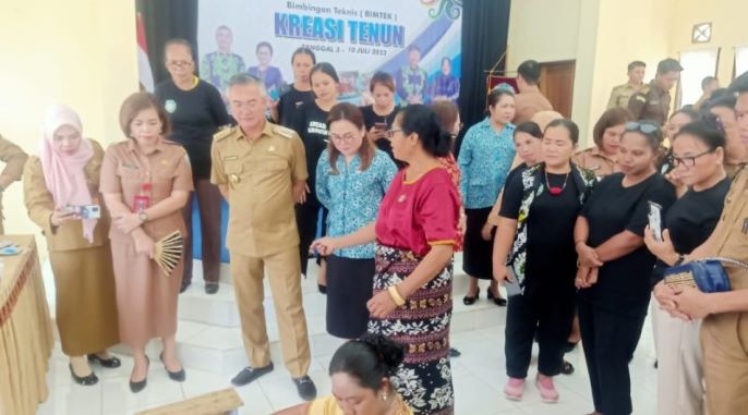 Pelaksanaan Bimtek Kreasi Tenun, Bupati Wempi Harap Bisa Menciptakan Wirausaha Baru