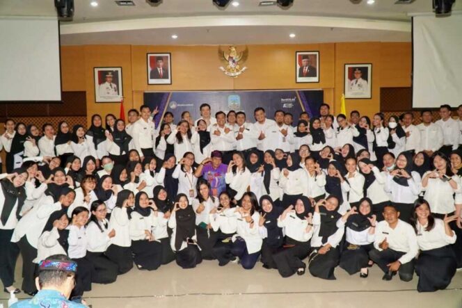 
 Gubernur Serahkan SK Pengangkatan PNS dan PPPK, serta Anugerahi 32 PNS Tanda Jasa Karya Satya