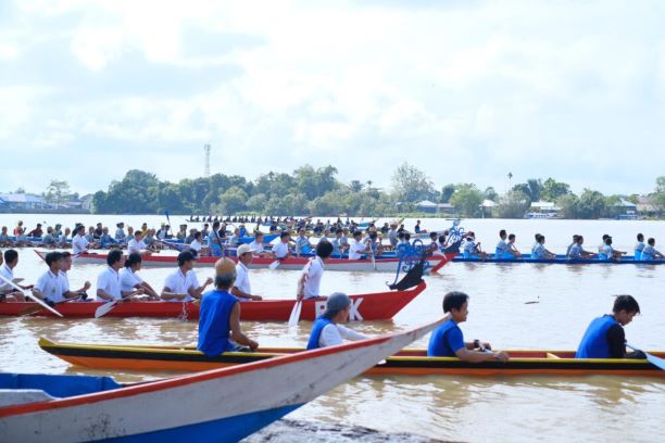 Perlombaan Perahu Dayung Tradisional Ramaikan Irau Malinau