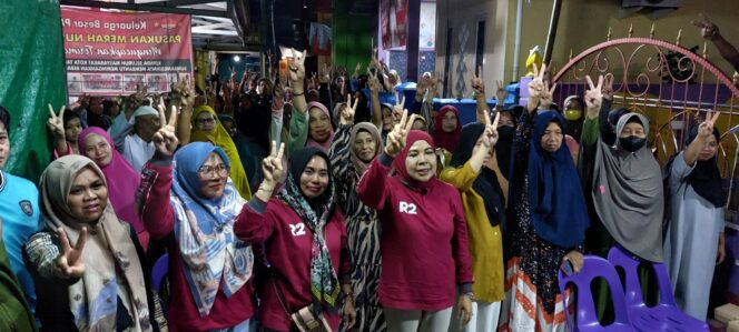 
 Hj Rachmawati Zainal saat bersama warga RT 13 Kelurahan Lingkas Ujung pada Rabu, 31 Januari 2024.
