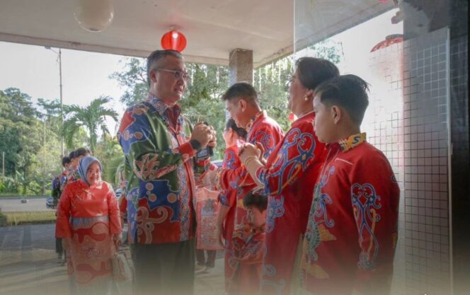 
 Rayakan Imlek, Bupati Kunjungi Rumah Warga Tionghoa