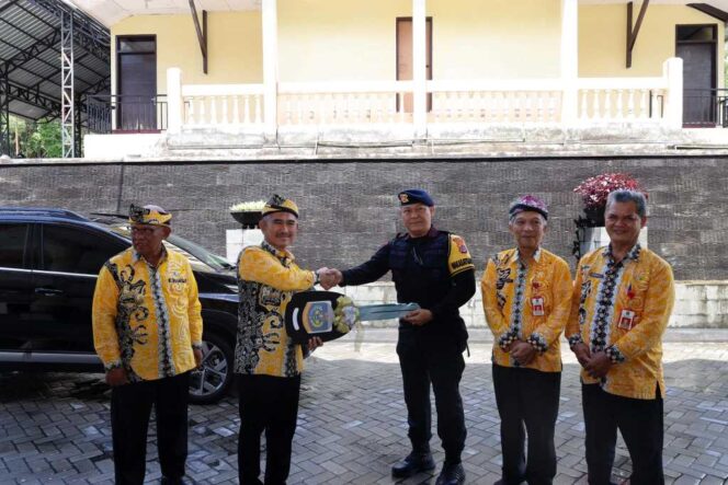 
 Wali Kota Khairul Berikan Hibah Mobil Operasional ke Brimob Polda Kaltara