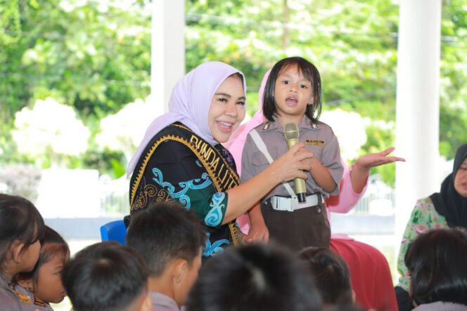 
 Rachmawati Mendongeng kepada siswa-siswi TK Kemala Bhayangkari, Beri Makan Ikan hingga Rusa
