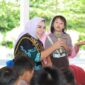 Rachmawati Mendongeng kepada siswa-siswi TK