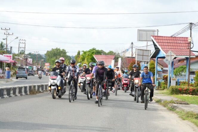 
 Sambil Menunggu Waktu Berbuka, Gubernur Keliling Malinau dengan Bersepeda