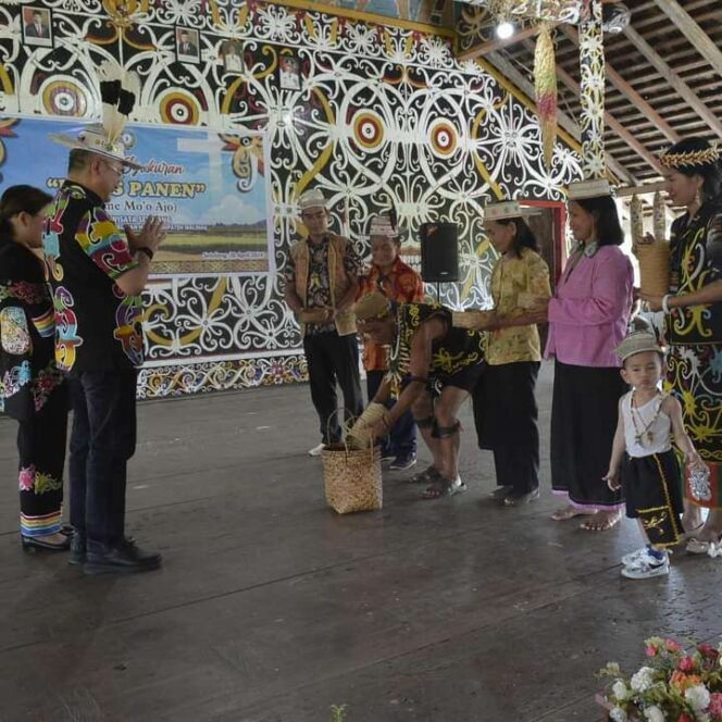 
 Bupati saat bersama masyarakat syukuran Rame Ma'o Ajo di balai adat Desa Wisata Setulang. sabtu (20/4/2024).