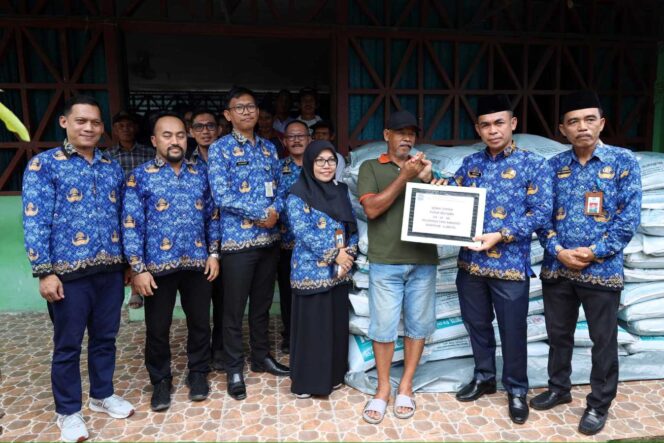 
 Dukung Produktivitas Pertanian, Pemkot Tarakan Bagikan Pupuk kepada Petani