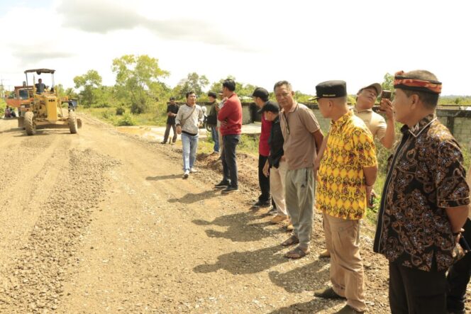 
 Gubernur Pastikan Jalan Rusak di Binalatung Segera di Aspal