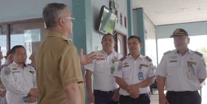 
 Hari Pertama Kerja Pasca Libur Idul Fitri, Bupati Silaturahmi Ke OPD, RSUD Serta Pantau Arus Mudik