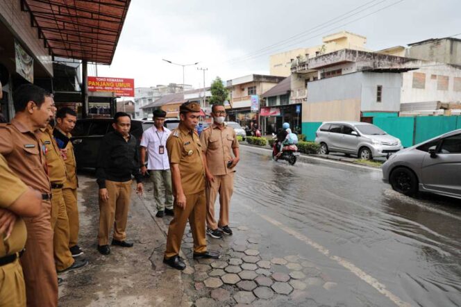 
 PJ. Wali Kota Tarakan Tinjau Genangan Air di Depan Hotel Makmur