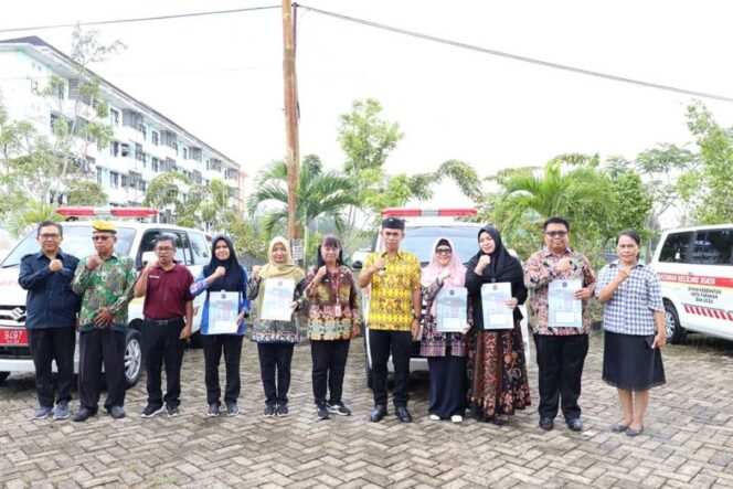 
 Pj. Wali Kota Tarakan Serahkan 5 Unit Ambulance ke Puskesmas: Tingkatkan Pelayanan Kesehatan