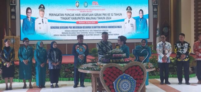 
 Bupati Malinau Wempi W.Mawa saat menerima kue tradisional dari Ketua TP PKK yang juga Bunda Literasi Kabupaten Malinau, Maylenty Wempi di acara puncak HKG PKK malinaum Kamis (18/4/2024) pagi di ruang tebengang kantor bupati Malinau.