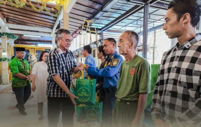 
 Saling Berbagi, Bupati Malinau Berikan Bingkisan Lebaran Kepada Tenaga Non ASN