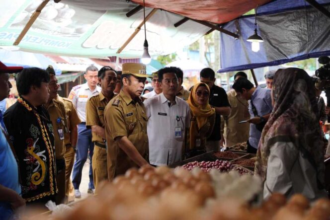 
 Sidak Pasar, Pj. Wali Kota Pastikan Stok dan Harga Bahan Pokok Aman Jelang Lebaran