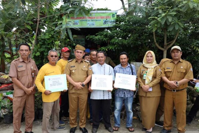 
 Dukung Pertanian Lokal, Pj. Wali Kota Tarakan Serahkan Bantuan Bibit Benih dan Pestisida