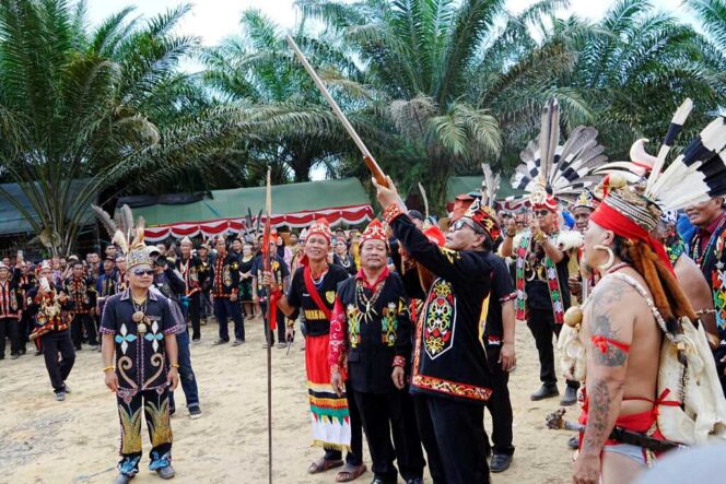 
 Gubernur Disambut Tarian Serta Acara Adat, Mubes dan Ilau Dayak Okolod Jadi Sarana Promosi Kebudayaan