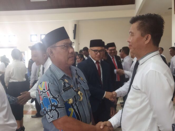 
 Wakil Bupati Malinau, Jakaria saat memberikan ucapan selamat kepada anggota panwascam usai pelantikan di ruang Laga Feratu lantai III Kantor Bupati Malinau, Jumat (24/5/2024) pagi.