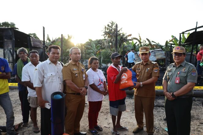 
 Pj Wali Kota Tarakan Bustan beserta Kepala BPBD Tinjau Lokasi Kebakaran di Kelurahan Kampung Satu