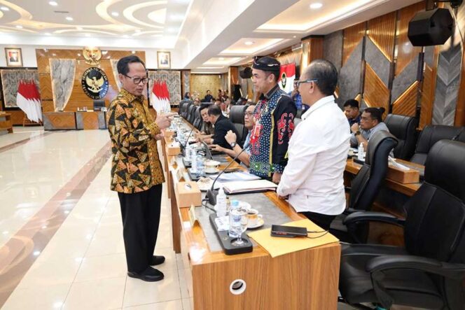 
 Pj Wali Kota dan Gubernur Kaltara Hadiri Rakor Penyelesaian Sengketa Lahan Masyarakat dan TNI AL di Tarakan