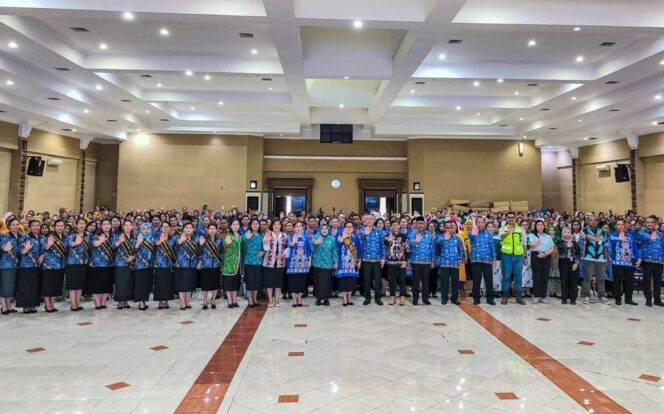 
 Para guru PAUD Malinau peserta pelatihan akbar saat berpose bersama Bupati dan pejabat disela usai pembukaan pelatihan abkar sesimbolis oleh Bupati Malinau. Senin (20/5/2024) 