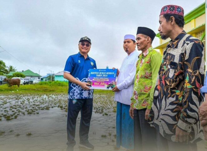 
 Amanah dengan Ketulusan, Bupati Malinau Wempi Mawa Serahkan Hewan Kurban