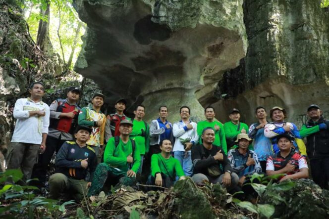 
 WISATA ALTERNATIF: Gubernur Kaltara, DR (HC) H Zainal A Paliwang, M.Hum bersama kepala perangkat daerah menyusuri wana wisata Batu Tumpuk beberapa waktu lalu.  