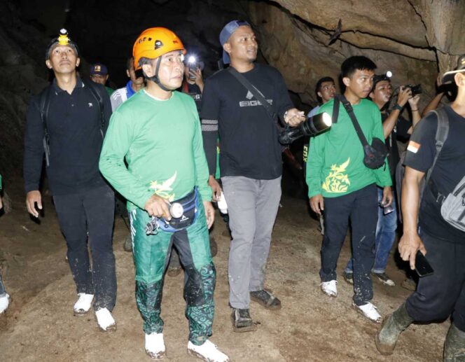 
 BATU PUTIH : Gubernur Kaltara, DR (HC) H Zainal A Paliwang, M.Hum menelusuri Goa Karst Batu Putih beberapa waktu lalu. 
