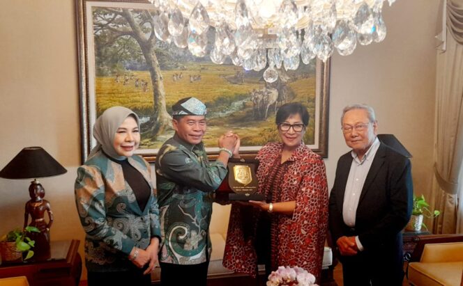 
 Gubernur Kaltara, DR (HC) H Zainal A Paliwang, M.Hum bersama Ketua TP PKK Kaltara, Hj Rahmawati, SH saat diundang langsung oleh KBRI Helsinki, Finlandia untuk hadir dalam rangkaian kegiatan IFF 2024. 
