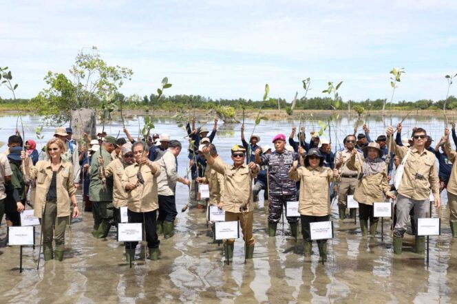 
 Gubernur Kaltara DR (HC) H Zainal A Paliwang, M.Hum mengikuti Kick Off M4CR di Desa Sengkong, Kecamatan Sesayap Hilir, Kabupaten Tana Tidung, Senin (24/6). 