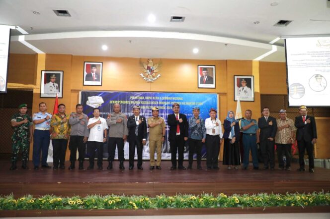 
 Gubernur Kaltara, DR (HC) H Zainal A Paliwang, M.Hum berfoto bersama pengurus DPW ADI Kaltara di Ruang Auditorium, RSUD dr. H. Jusuf SK, Senin (24/6).