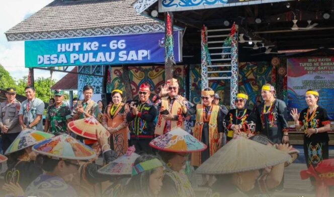 
 Hadiri HUT Desa Pulau Sapi ke-66, Bupati Wempi Mengajak Masyarakat Jaga dan Pelihara Budaya