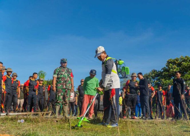 
 Ikut Gotong Royong, Gubernur Disambut Hangat Warga Desa Tengkapak