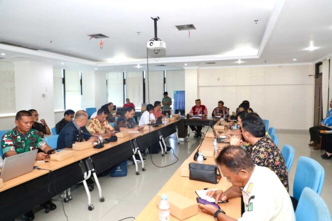 
 Sekretaris BPPD Kaltara, H. Abdul Jalil S, S.Sos, M.AP memimpin rapat Kelompok KK3 bidang Keamanan dan Pengelolaan Perbatasan di Ruang Rapat Lantai 3 Eks Kantor Gubernur, Kamis (27/6).