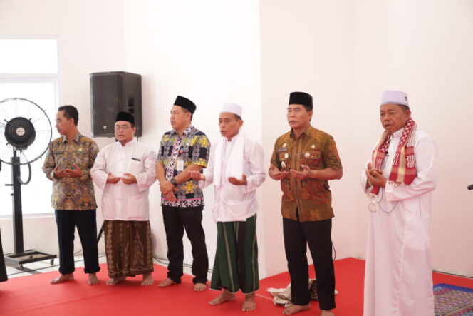 
 Jumatan di Masjid Pemprov, Gubernur Zainal Himbau ASN untuk Selalu Jaga Ketakwaan