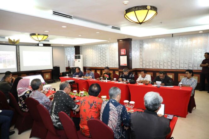 
 Gubernur Kaltara, Dr. (H.C). H. Zainal A Paliwang, M.Hum, bersama dengan Kepala Perangkat Daerah Provinsi Kaltara menerima audiensi dari Kepala BRGM RI, Ir. Hartono M.Sc beserta rombongan di Ruang Pertemuan Swiss-Belhotel Tarakan, Ahad (23/6).