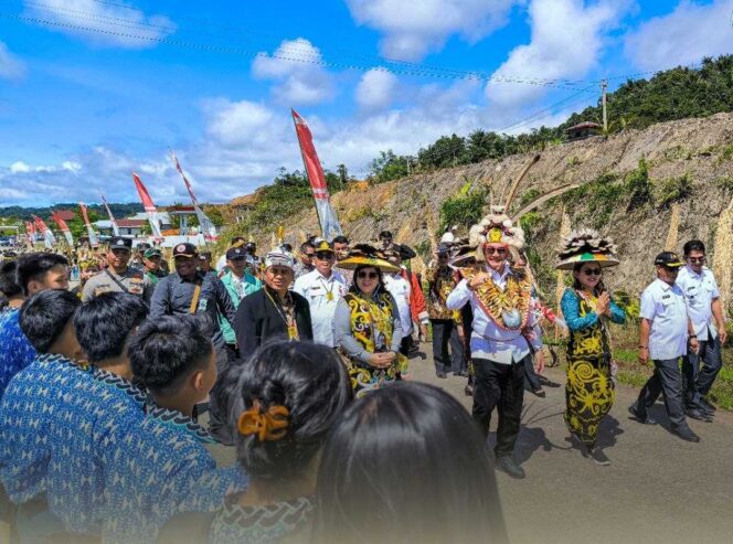 
 Tiba di Desa Long Nawang, Bupati Wempi Disambut Masyarakat Setempat